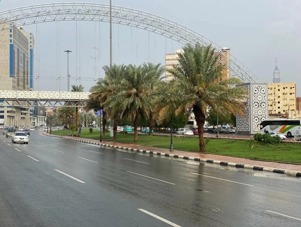 توقعات طقس مكة المكرمة 2025.. زخات مطر خفيفة ورياح قوية مع انخفاض في الرؤية
