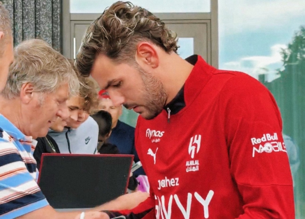 ثيو هيرنانديز يشارك في تدريبات الهلال لأول مرة عام 2025