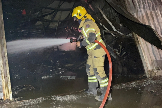 جهود الإطفاء تنجح في احتواء حريق اندلع بمزرعة في الخويسات