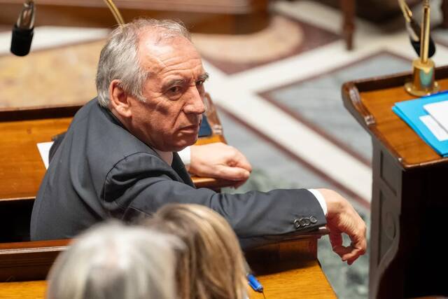 جهود رئيس وزراء فرنسا في 2025.. البحث عن نافذة للاستمرار السياسي