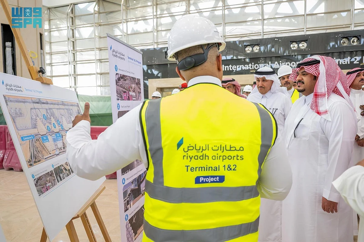 جولة نائب أمير الرياض بمركبة ذاتية القيادة خلال زيارته لمطار الملك خالد الدولي 2025