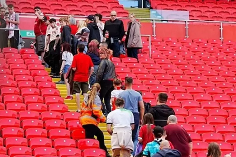 حادثة غامضة تؤدي لإخلاء المدرج الرئيسي في أنفيلد قبل مواجهة ليفربول وبلباو 2025