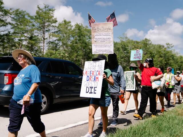 حكم قضائي أمريكي يدعو لإغلاق مركز احتجاز المهاجرين في 2025