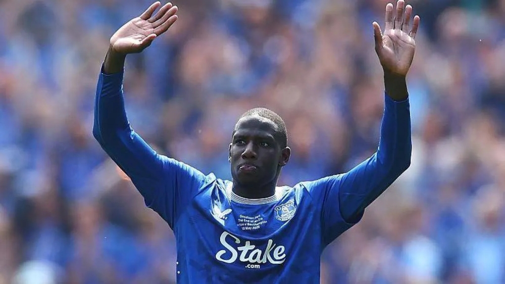 خطة نيوم لضم لاعب وسط إيفرتون خلال عام 2025