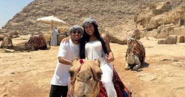 خوان ألفينا نجم الزمالك وزوجته يستمتعان بجولة في الأهرامات عام 2025.. شاهد الصور
