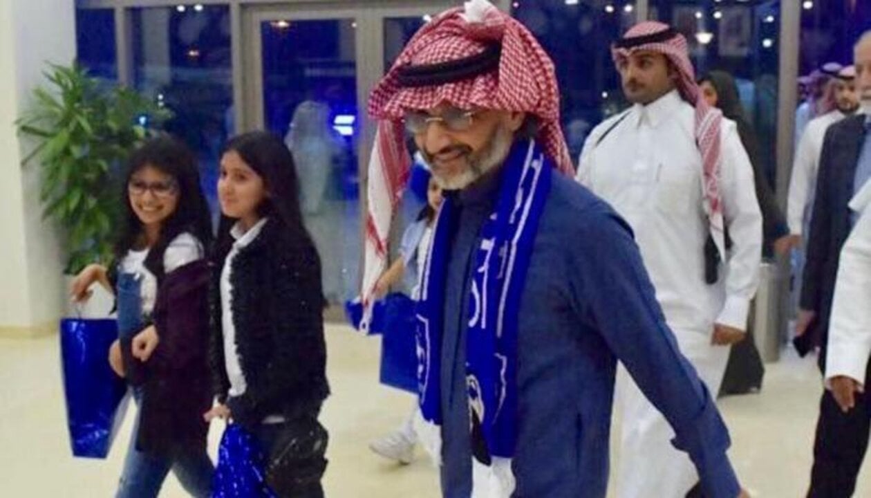 ردود نارية من الوليد بن طلال تهز منصة “إكس” حول صفقة شراء الهلال 2025