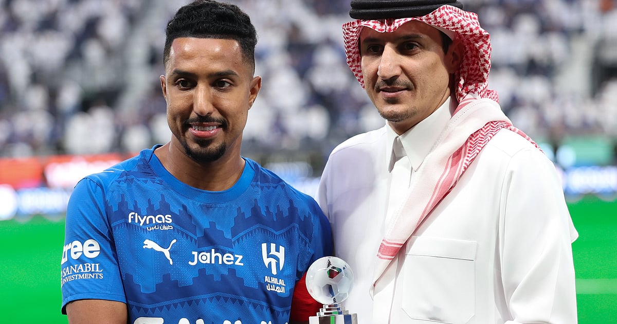 سالم الدوسري يتسلم جائزة أفضل لاعب سعودي للموسم الماضي 2025 من نواف التمياط
