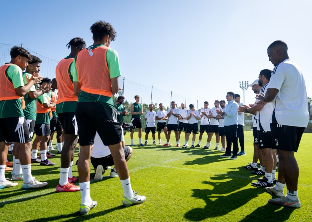 سامر المسحل يلتقي نجوم الاتفاق خلال معسكرهم في إسبانيا 2025