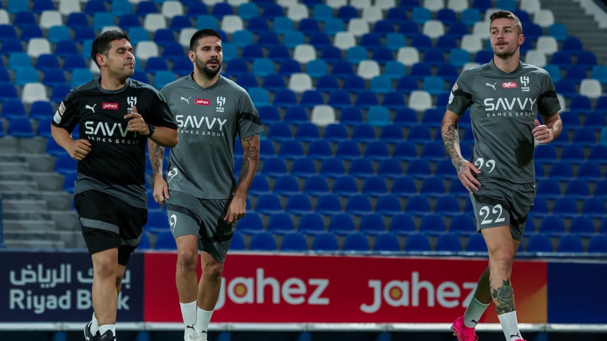 صراع عملاقي الكالتشيو على ضم محترف الهلال الصربي في صيف 2025
