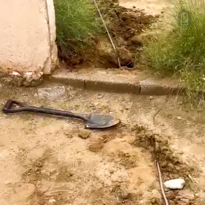 صور توضح قيام مقيم باستخدام كهرباء مسجد لتشغيل منزله بالكامل في جازان