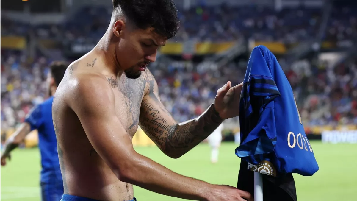 عودة مفاجئة لمحترف الهلال تهدد مسيرة الفريق في موسم 2025