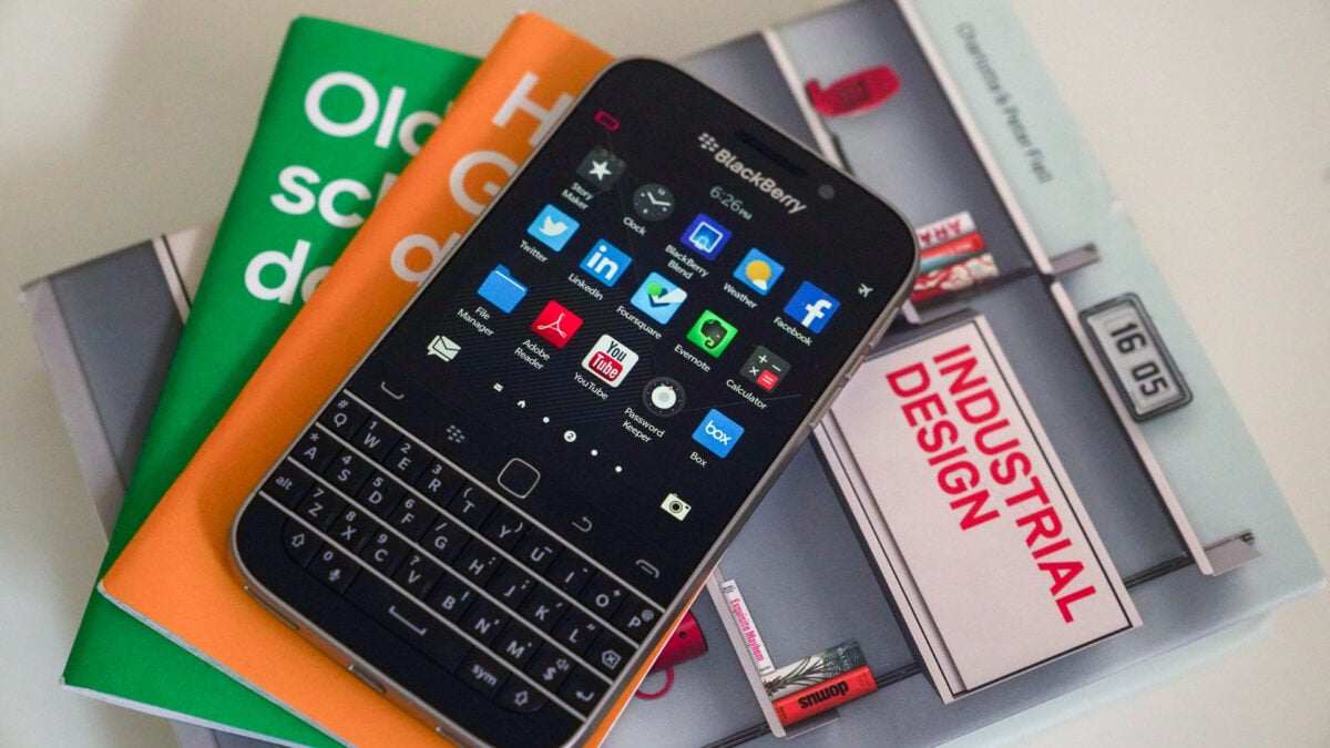 مجموعة بقيمة 320 دولار تعيد إطلاق Blackberry Classic في عام 2025