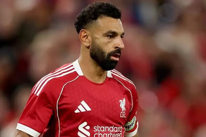 محمد صلاح يُعبر عن حزنه لرحيل “بيليه فلسطين”.. ويتساءل عن ملابسات الوفاة