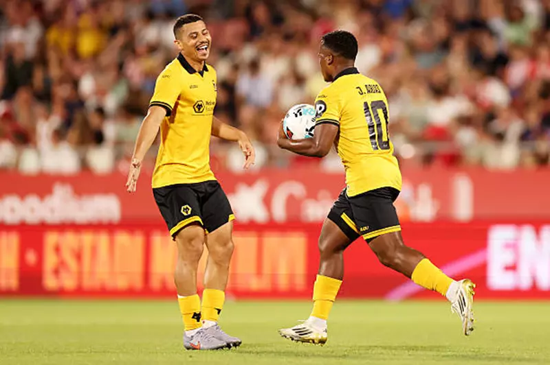 مشاركة أولى لا تُنسى.. أرياس يهز الشباك بقميص وولفرهامبتون في 2025