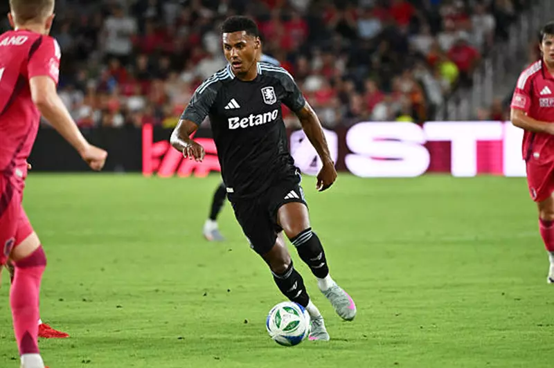 مهاجم أفريقي على رادار أستون فيلا.. مفاوضات لاختيار بديل واتكينز في 2025