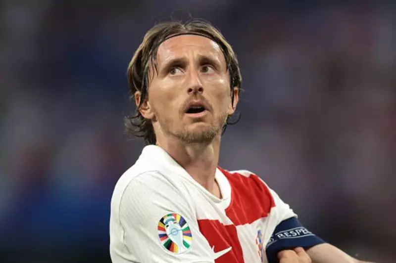 مودريتش ينوي إنهاء مشواره الكروي في صفوف سوانزي سيتي عام 2025