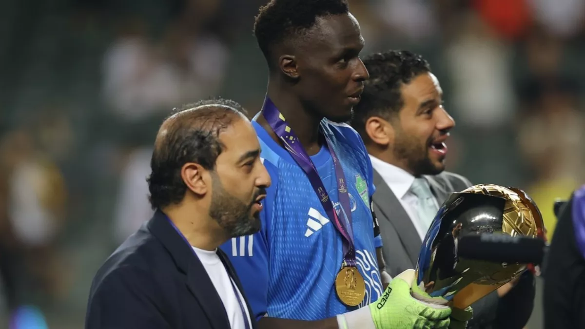 موقف محرج بين ياسر المسحل ورئيس الأهلي خلال مراسم التتويج.. تجاهل واضح وارتباك في 2025