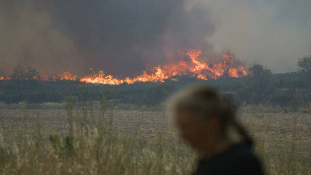 نيران الغابات تشتعل بقوة في جنوب فرنسا وتواصل انتشارها في 2025