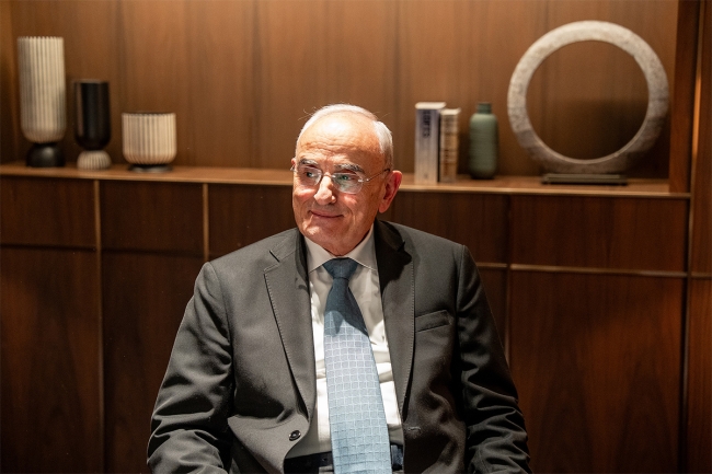 وزير الدفاع اللبناني يؤكد في الكويت.. دعم الجيش أولوية لحصر السلاح بالدولة