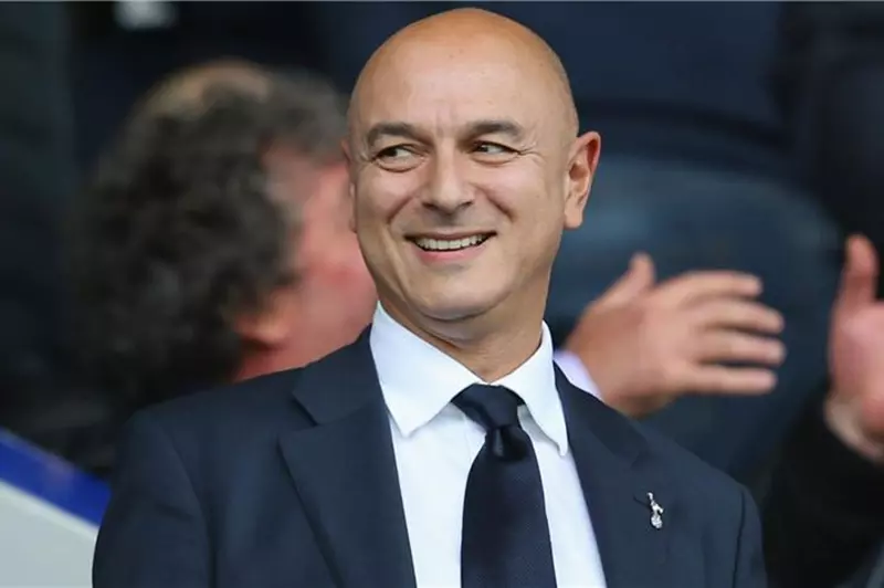 أعد كتابة عنوان المقال التالي بإحترافية. ويكون مختلف تماماً عن العنوان الأصلي ولا تغير الارقام أو التواريخ التي في العنوان. واذا كان تاريخ السنة قديم 2024 مثلا غيره لتاريخ السنة دي 2025. لا تكتب أي من هذه التعليمات في العنوان النهائي. لا تستخدم النقطتين الرأسيتين (:) بل استخدم نقطتين (..). بعد 25 عامًا.. دانييل ليفي يغادر توتنهام