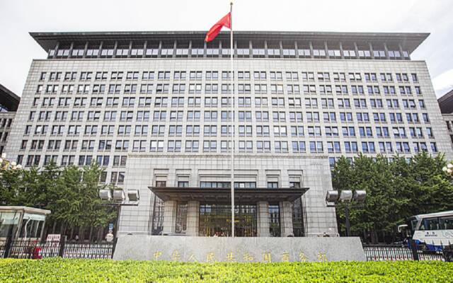 الصين تؤكد: سنحمي مصالح شركاتنا وسط محاولات واشنطن لزعزعة الاستقرار الصناعي في 2025