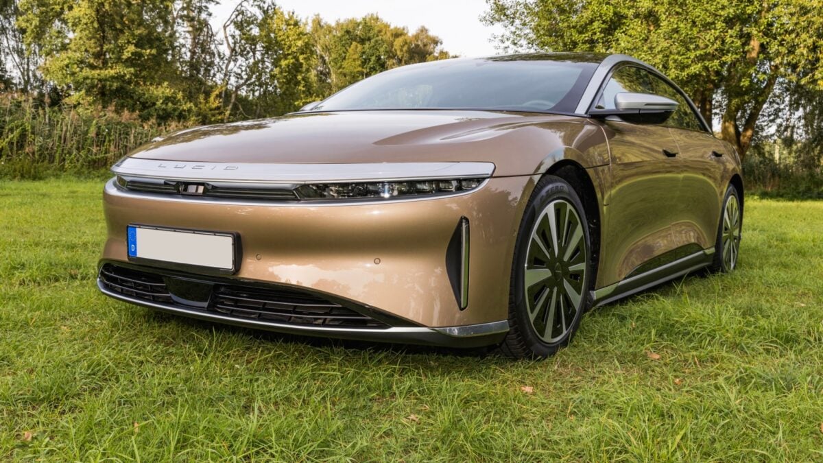 Lucid تواجه تحديات للبقاء في بورصة ناسداك وسط التنافس مع Tesla-Killer في عام 2025