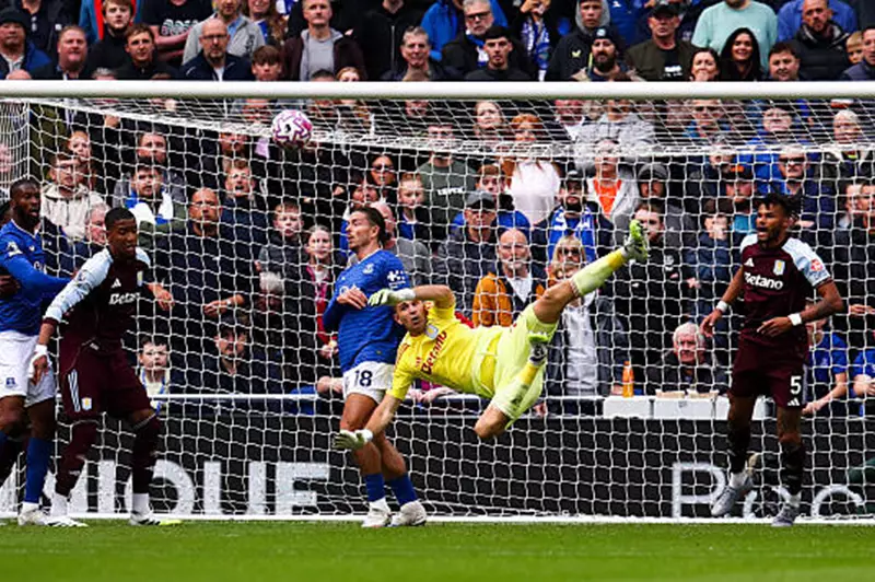 أستون فيلا يواصل نزيف النقاط.. براعة مارتينيز تمنح إيفرتون التعادل في الدوري الإنجليزي 2025