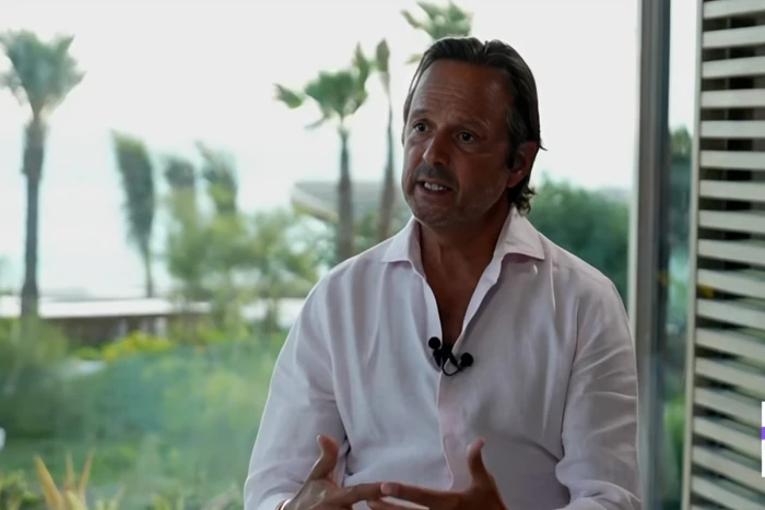 أسعار المنتجعات بين 7 و8 آلاف ريال لليلة الواحدة.. رئيس البحر الأحمر يوضح الأسباب في 2025