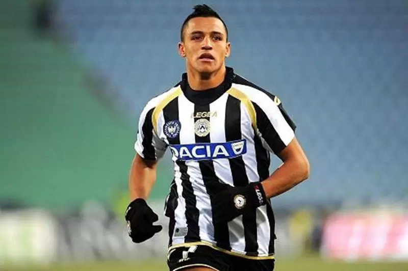 إشبيلية يعزز صفوفه بضم أليكسيس سانشيز ويعود لمنافسات الليجا 2025