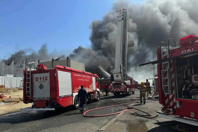 احتواء حريق مصنع في منطقة الأحمدي الصناعية بنجاح دون وقوع إصابات عام 2025