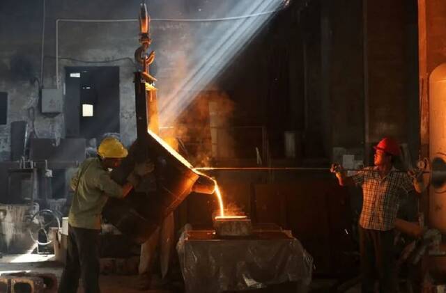 ارتفاع خام الحديد إلى 107 دولارات يدفعه تجدد عمليات التخزين في الصين