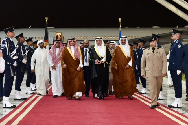استقبال اليوسف لوزير الداخلية السعودي عند وصوله إلى البلاد