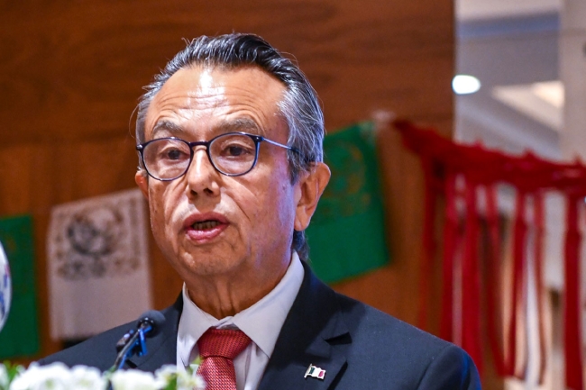 الدور الريادي للكويت في دعم الحوار وحلول السلم العالمي.. إشادة سفير المكسيك في 2025