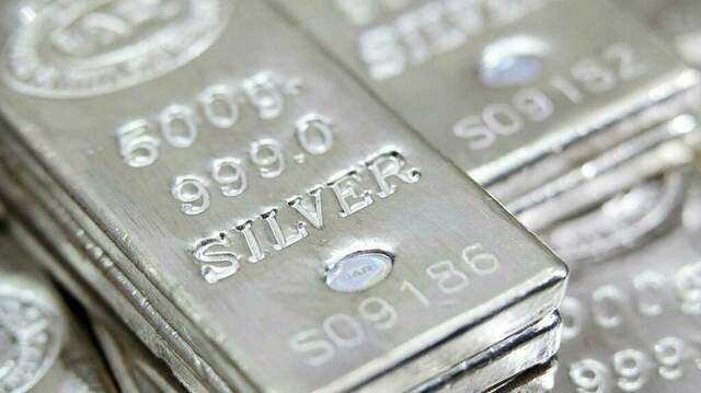 الفضة تتخطى حاجز 45 دولاراً لأول مرة منذ 14 عاماً في 2025