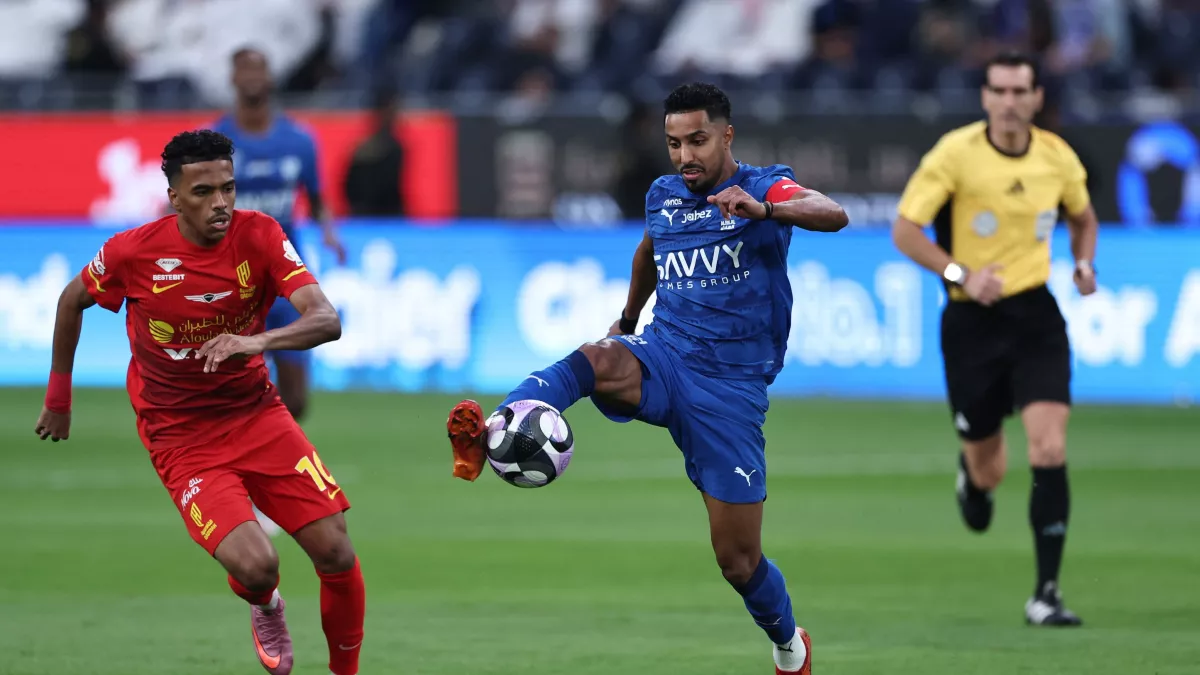 القادسية يفاجئ الهلال بهدف أول في ملعب المملكة أرينا.. قذيفة مبكرة تشعل مواجهة 2025