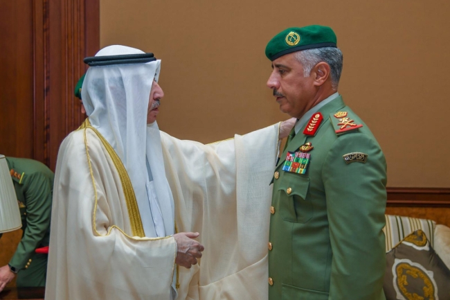 اللواء الركن حمد البرجس يتسلم ترقيته الجديدة من رئيس الحرس الوطني في 2025