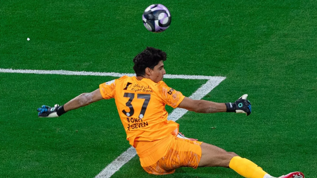 تقدم ملفت في محادثات الهلال بشأن استمرار ياسين بونو.. تفاصيل المشهد الجديد