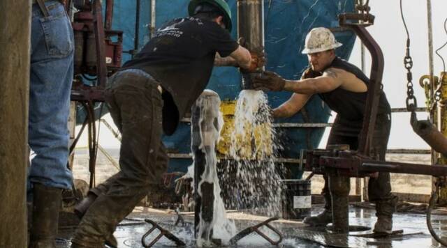 انتقادات من مديري شركات النفط الصخري الأمريكية لفوضى سياسات ترامب في 2025