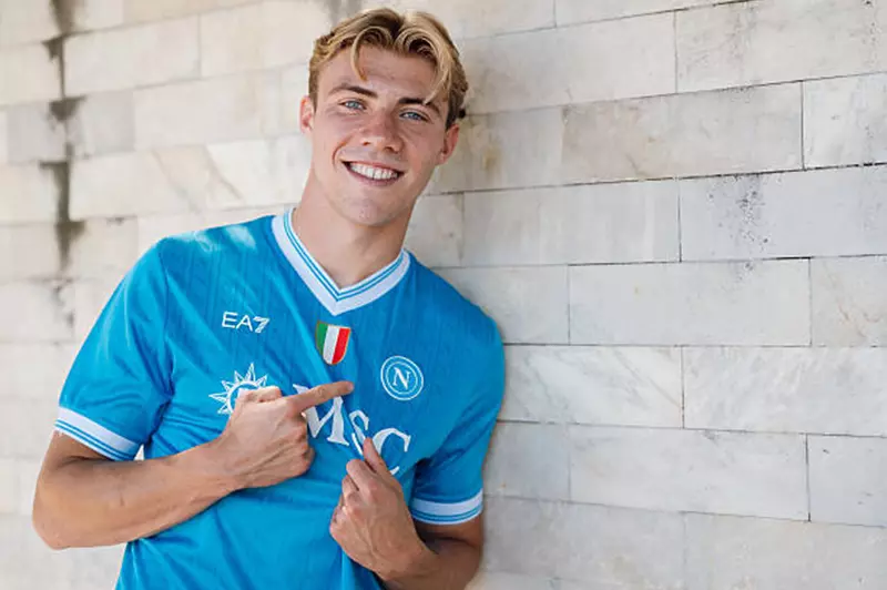 بنود الشراء والشرط الجزائي.. عقد هويلوند مع نابولي يكشف تفاصيل هامة لعام 2025