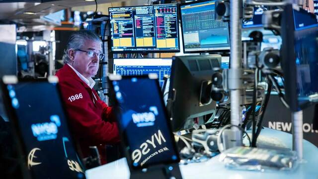 تراجع وول ستريت بعد إعلان ترامب عن خطة “القبة الذهبية” وتكذيب شائعة وفاته 2025