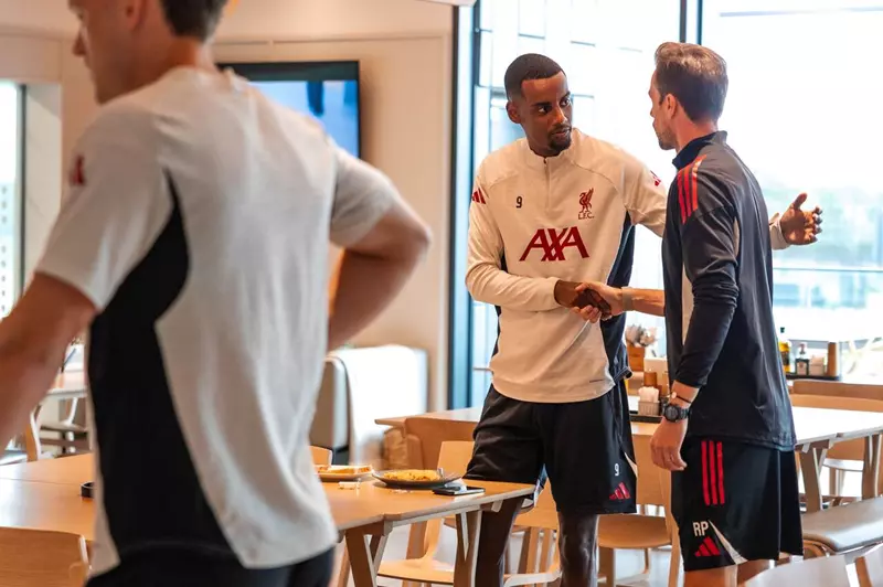 تفاصيل اليوم الأول لإيزاك مع ليفربول.. لقاء مميز مع مدرب الأداء البدني