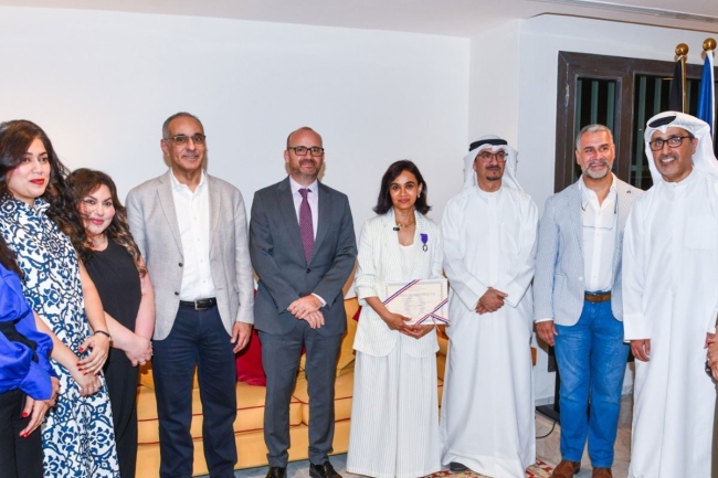 تكريم الأكاديمية الكويتية أسيل الرقم بمنحها وسام السعف الأكاديمي برتبة فارس من السفارة الفرنسية في 2025