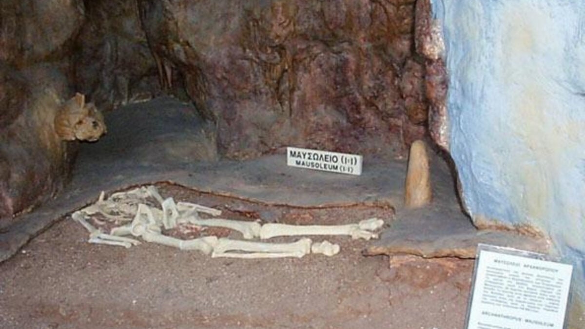 جمجمة تعود لما قبل التاريخ مدمجة في كهف وول تثير تساؤلات حول هوية hominid الغامض في عام 2025