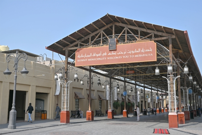 جهود تظليل وتكييف الجزء المحترق في سوق المباركية تتواصل خلال 2025