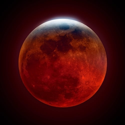 دليلك الشامل لرؤية الكسوف القمري الكامل الليلة 2025