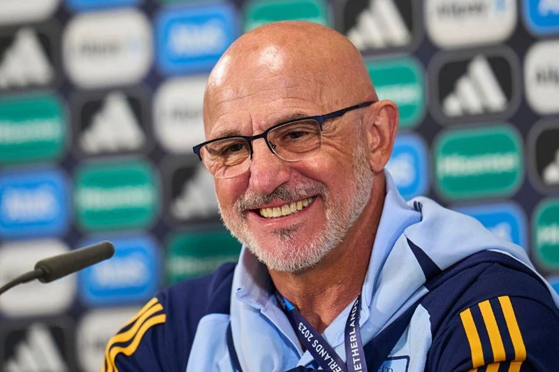 دي لا فوينتي يحمل رأياً مستقلاً عن تصريحات هانز فليك حول لامين