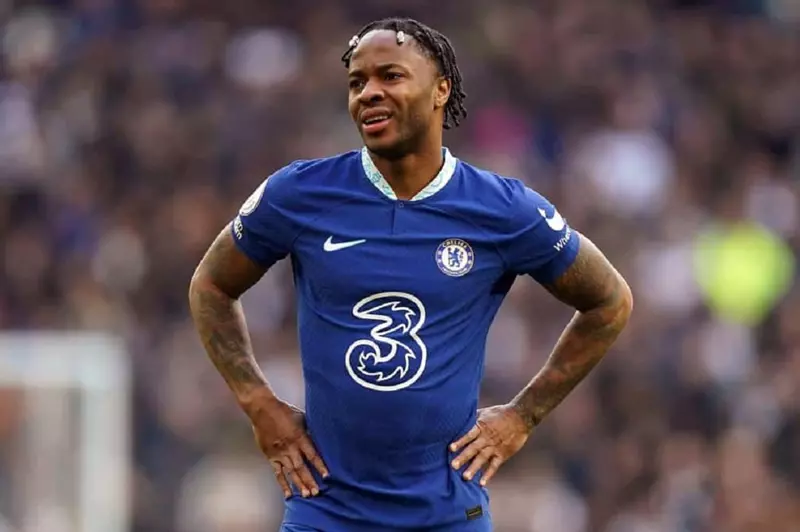 سترلينج يُفضل البقاء مع تشيلسي في 2025 رغم عروض من ناديين مشاركين في دوري الأبطال