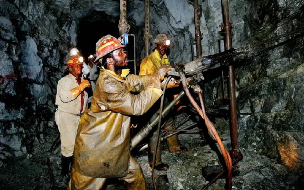 شركة من جنوب إفريقيا توقف عمليات منجم البلاتين نتيجة تكبد خسائر في 2025