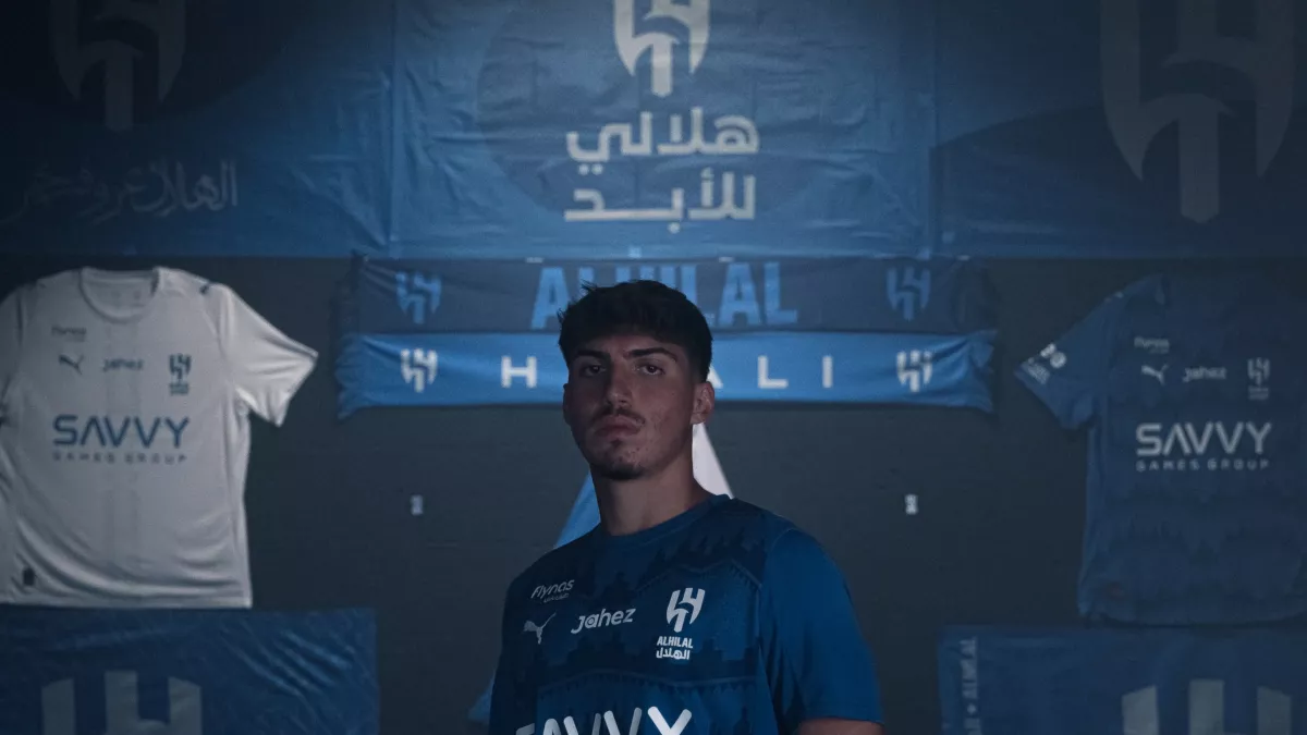 شعار “إلى الأبد” يشعل الجدل بين جماهير الهلال والنصر في 2025