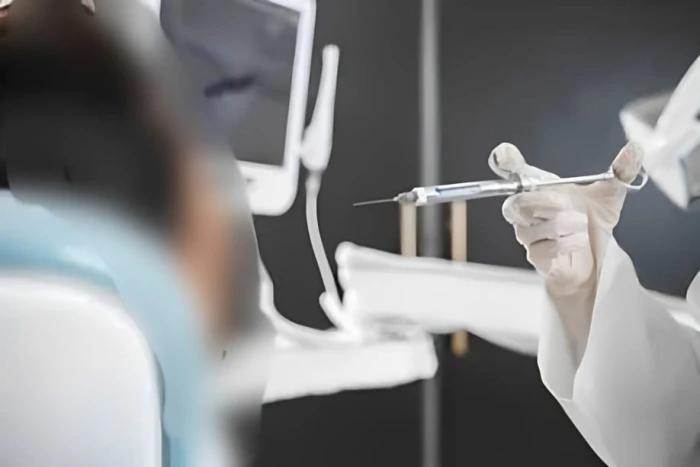 شاب يكتشف مفاجأة مذهلة داخل مركز أسنان بعد عام من هروب عاملته المنزلية 2025